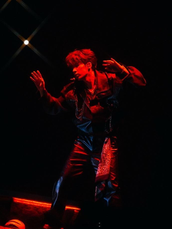 #卓沅太出片了Boss##卓沅Boss舞台照plog# 卓沅的Boss舞台照仿佛