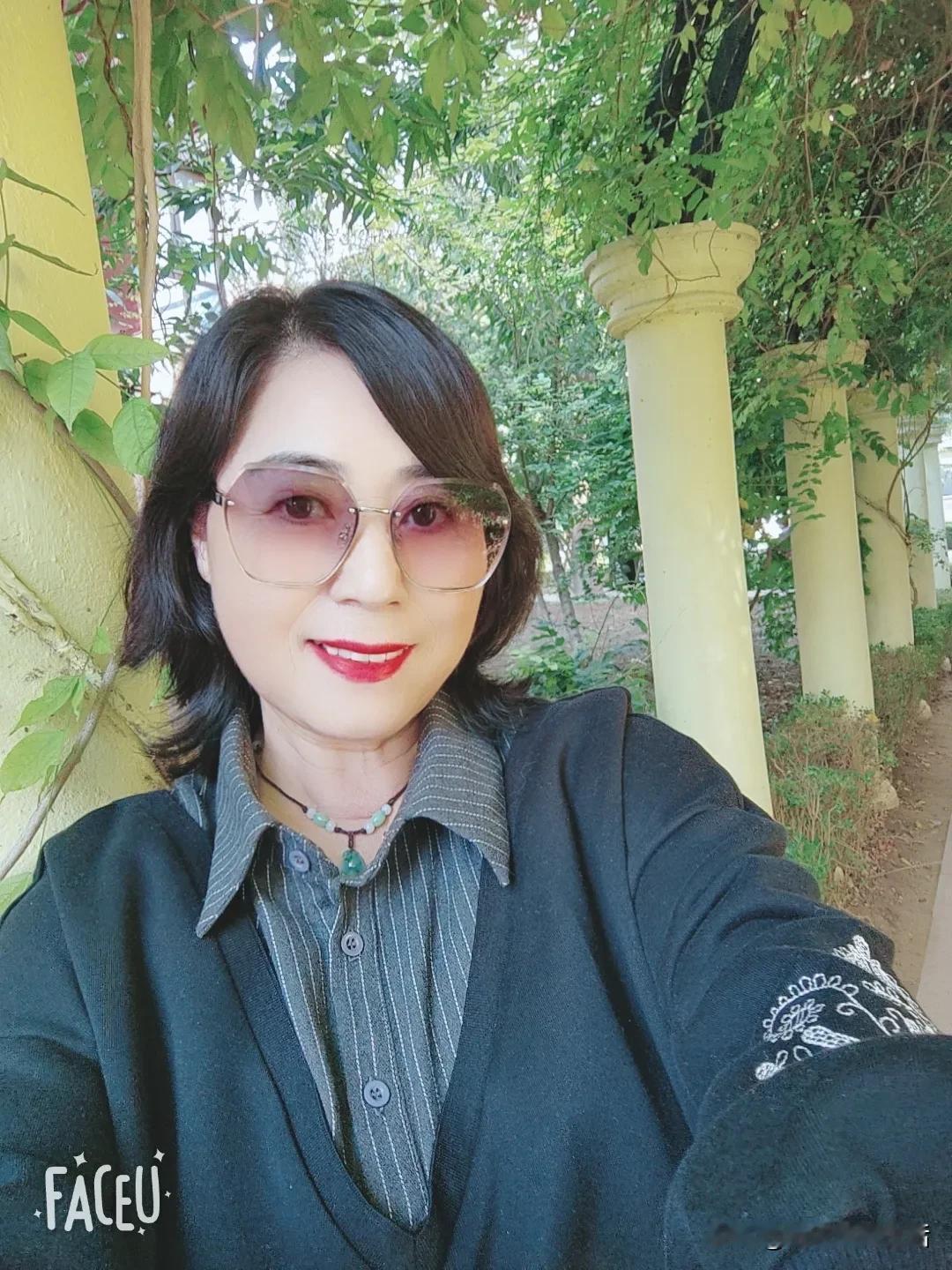 当你
看开一切的时候
你会发现
那些所谓星辰大海
还有诗和远方
都在向你招手[点