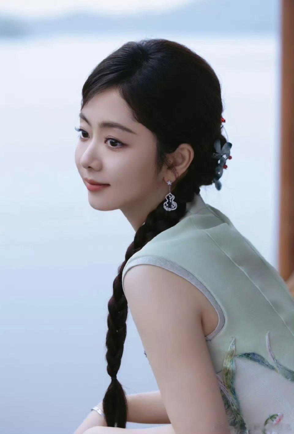 央视镜头下的谭松韵好美谭松韵把彩绳挂手腕上央视端午晚会上的松韵也太绝啦！淡绿刺绣