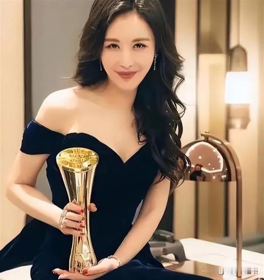 田朴珺删掉了十年的合影。
这事发生在今年1月2号，凌晨悄悄删的。微博、小红书、i