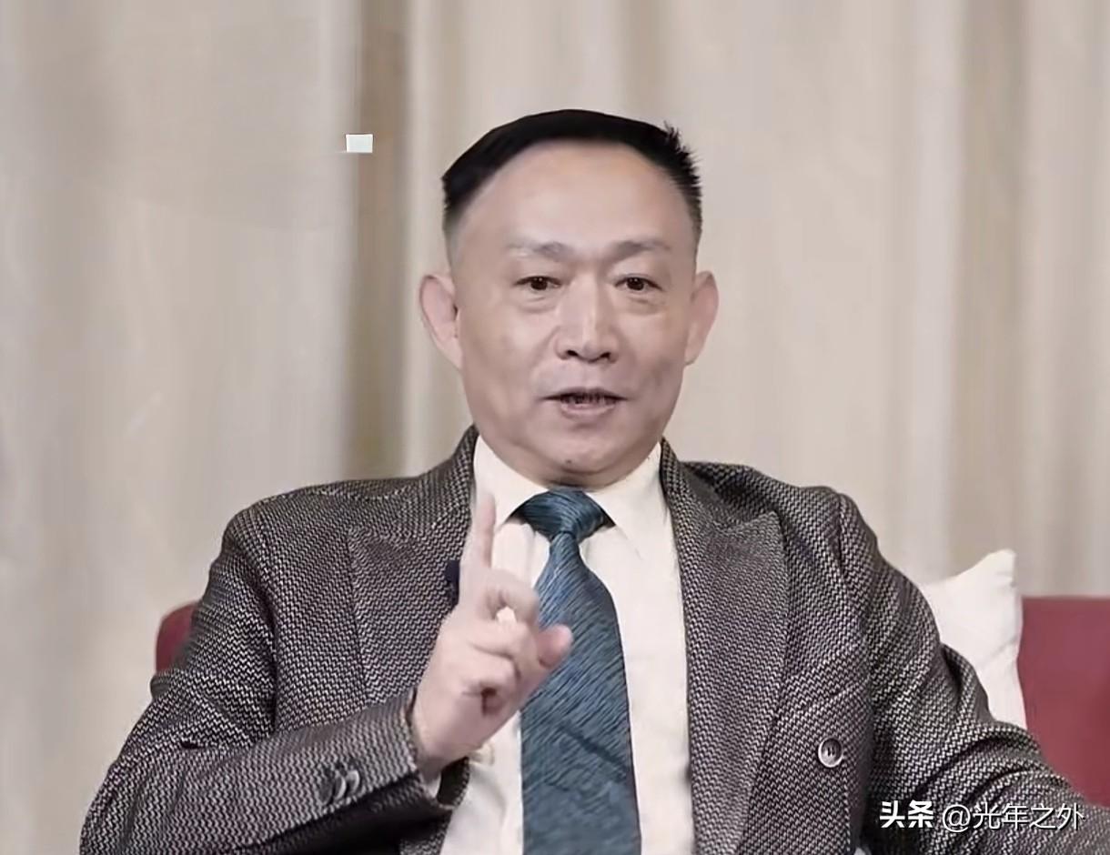 油价悄悄涨价根源找到了！卢麒元：美国三步布局，普通人钱包最吃亏
 
每次去加油站