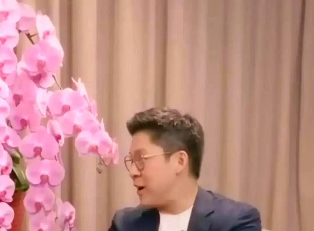 霍启刚亲口承认，奶奶害郭晶晶天天吃虾。
嫁入霍家那年，郭晶晶的粤语几乎为零。