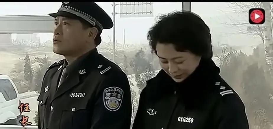 刚看完一出戏。
主角破了大案，直接坐上C位。
台下有人嘟囔：不公平啊。
别装惊讶