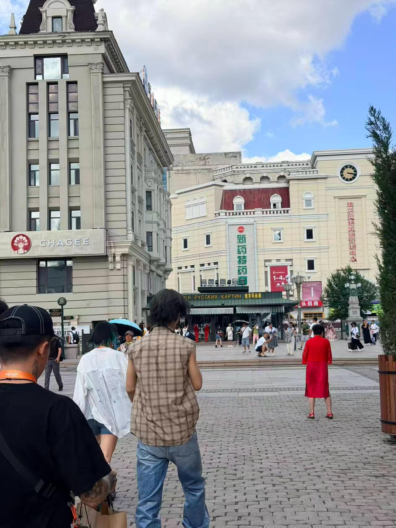 哈尔滨街头偶遇林秋楠全世界都在偶遇林秋楠 松弛感受哈尔滨的城市烟火，期待 第七届