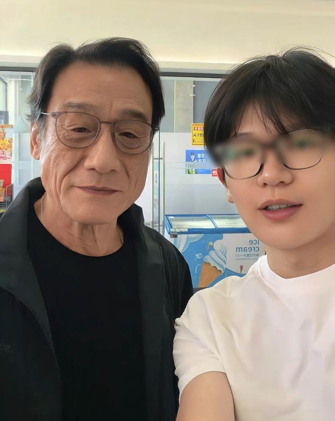 高速服务区偶遇“影帝”梁家辉！
对话内容让诸多明星“汗颜”，还热情摸了一下对方的