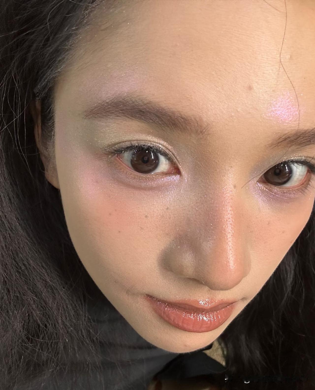 张婧仪怼脸拍，美到点子上了