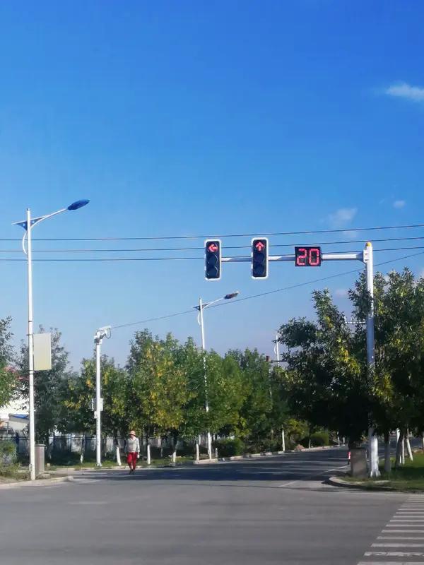 1月4日，河南省鹤壁市浚县新通车的107国道已安装交通信号灯，但过往车辆频闯红灯