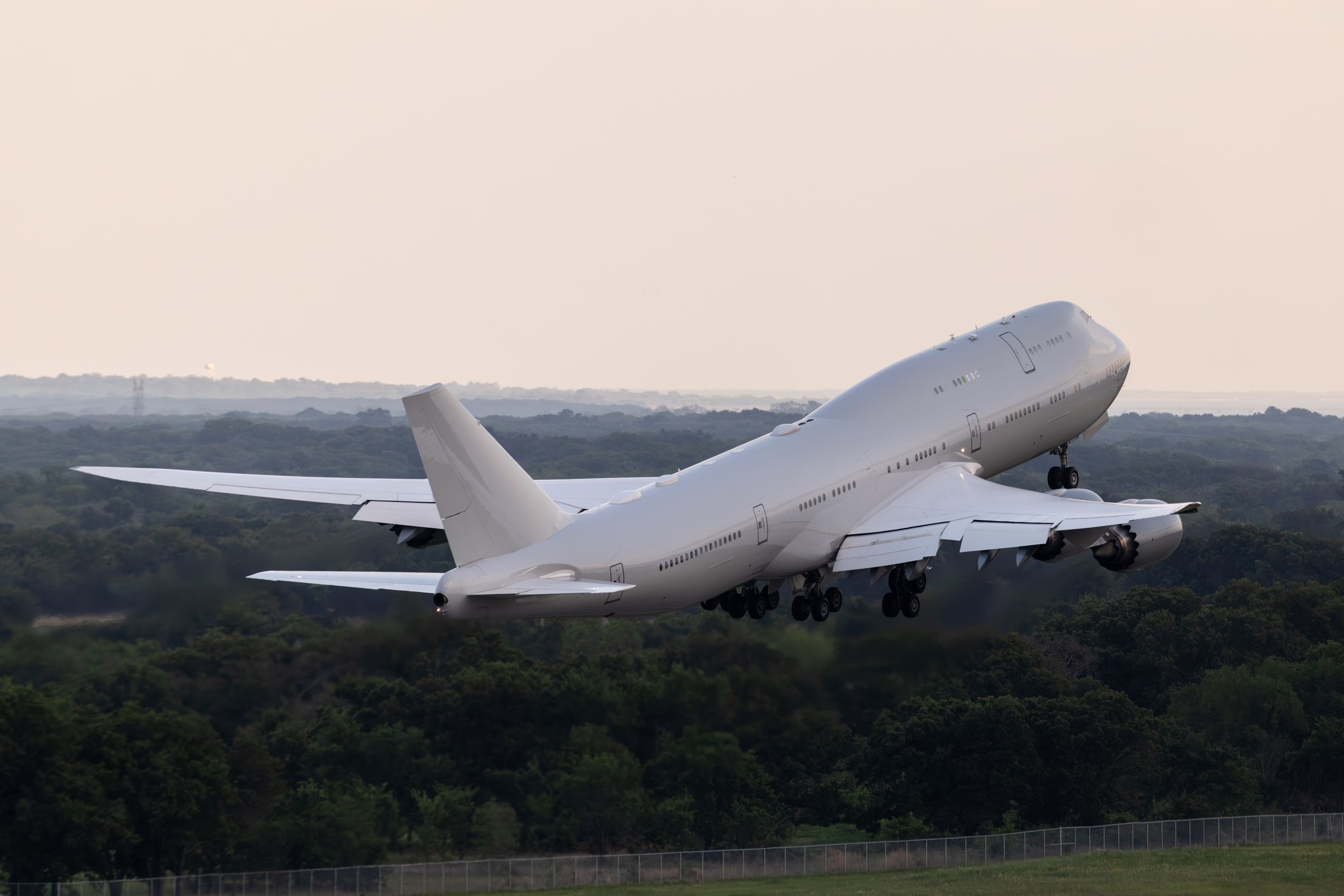 飞扬军事 美国空军VC-25B空中指挥机已正式完成改装与飞行测试，目前进入涂装作