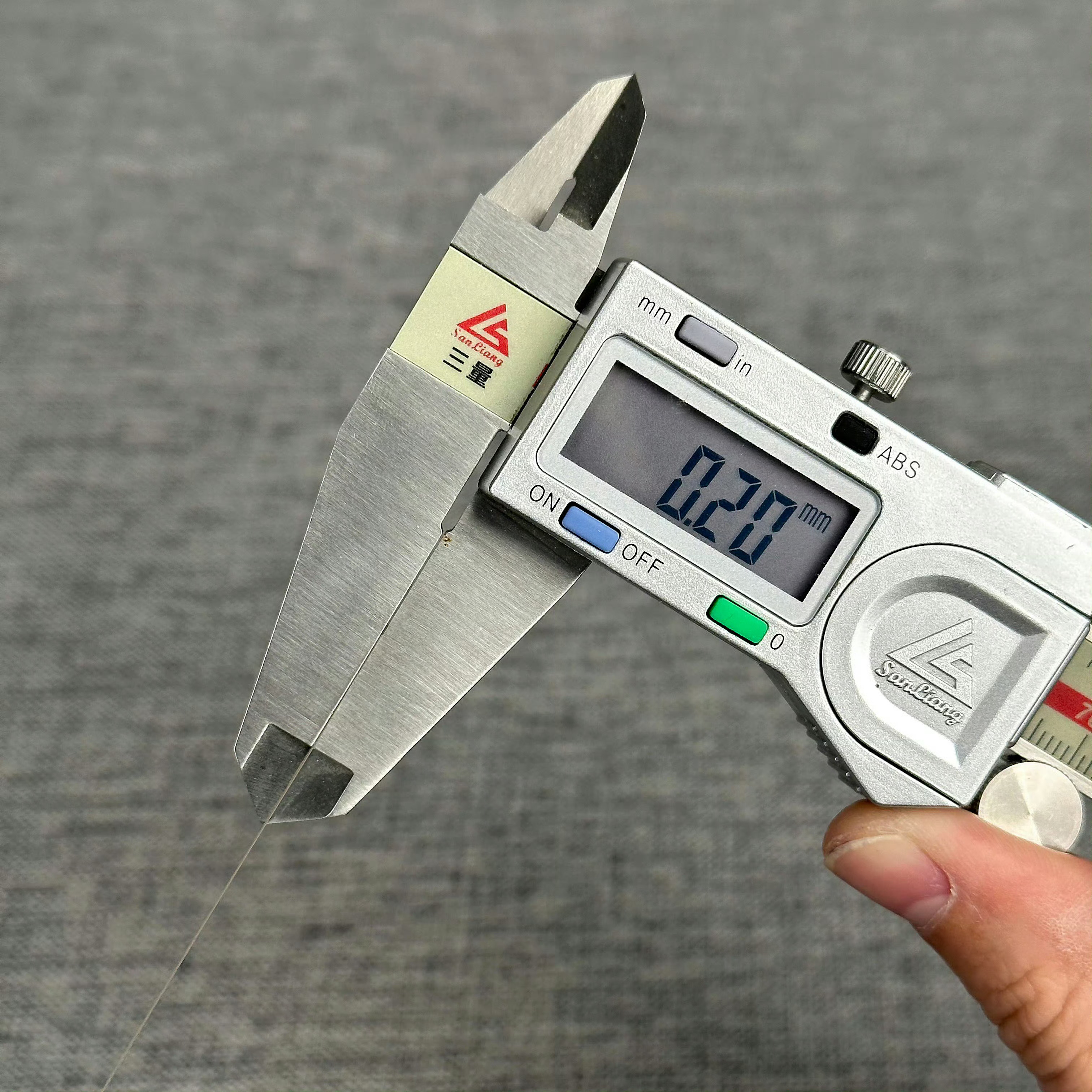 玻璃0.14mm，AB 胶0.06，加起来就是0.2mm，这就是见峰0.2玻璃 