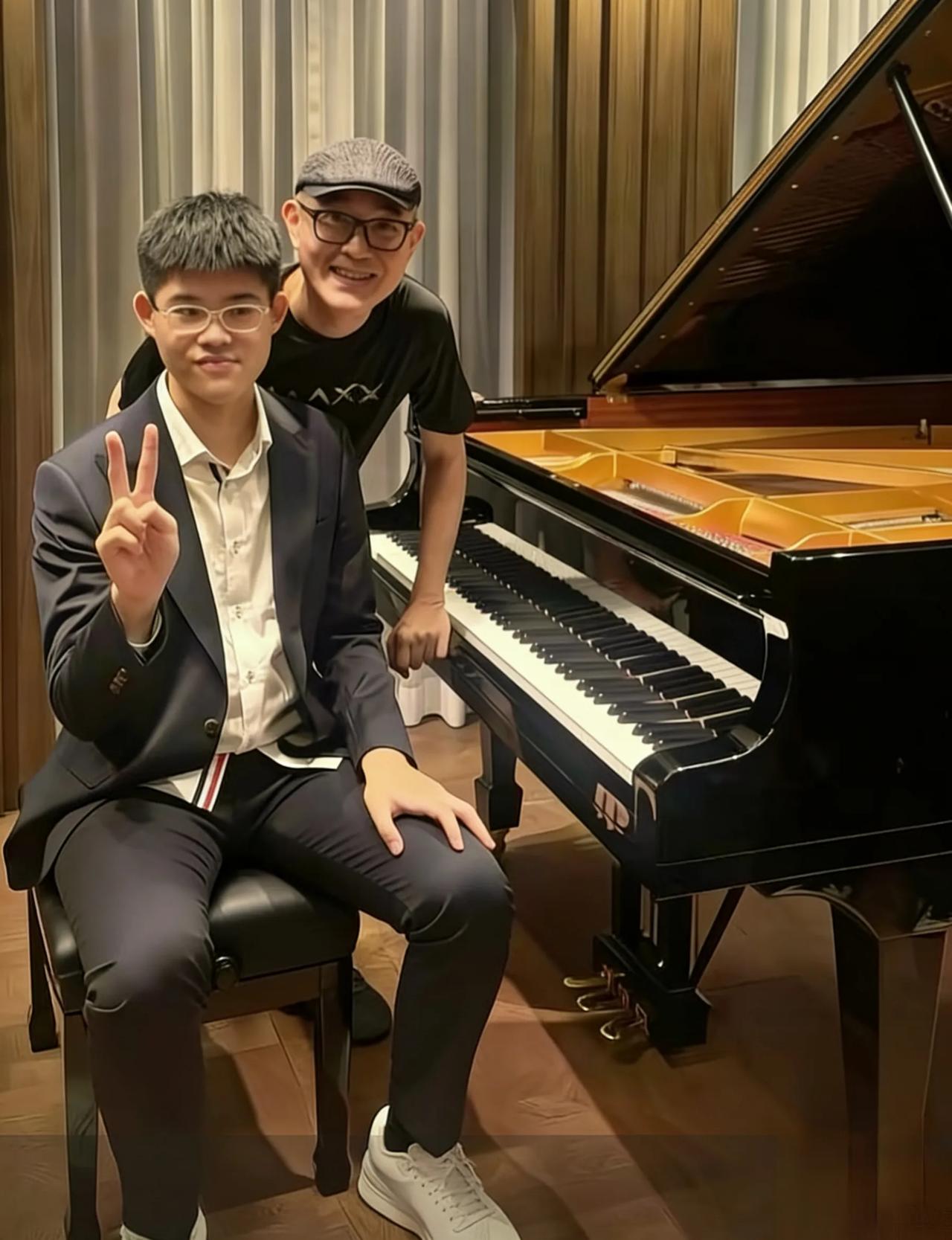 TVB男神息影18年，他如何把自闭儿子培养成钢琴家？
2026年3月21日，香港