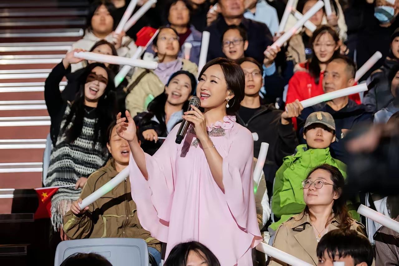 杨钰莹出现在湖南卫视中秋之夜，乘画船献唱，民歌与经典串烧引爆全场。
      