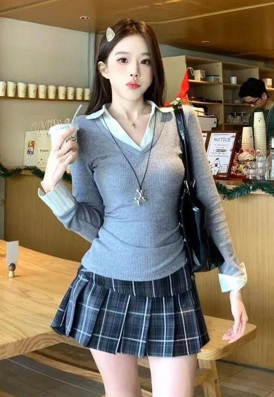 女孩在咖啡馆里喝饮料，穿得像学生。咖啡馆少女 饮料女