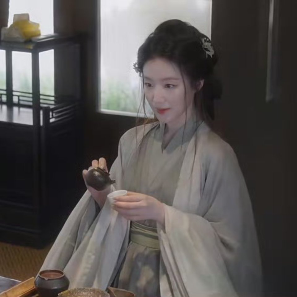 叶舒华汉服简直适配度100%呀，如果说回到那个年代他一定是绝代美女。 ​​​