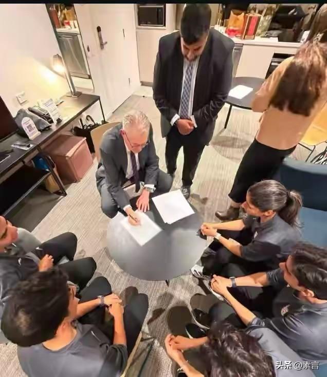 最新消息！就在此时此刻，澳大利亚布里斯班机场大量全副武装的警察和内政部官员，正在