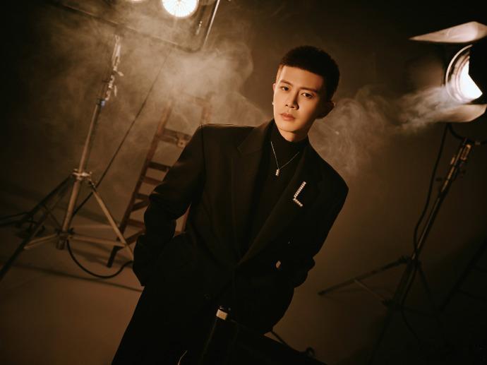 任嘉伦眼神戏何贤与祖先的关系在任嘉伦的眼神中得到了充分体现。他的目光中既有对传统