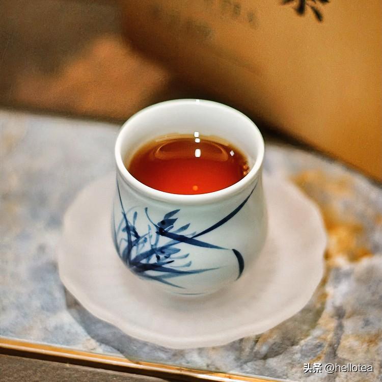 《光阴楚歌体》
叶儿旋兮青瓷间，汤烟袅兮绕如环。
盏浅清欢即道兮，何须急盏惹尘烦