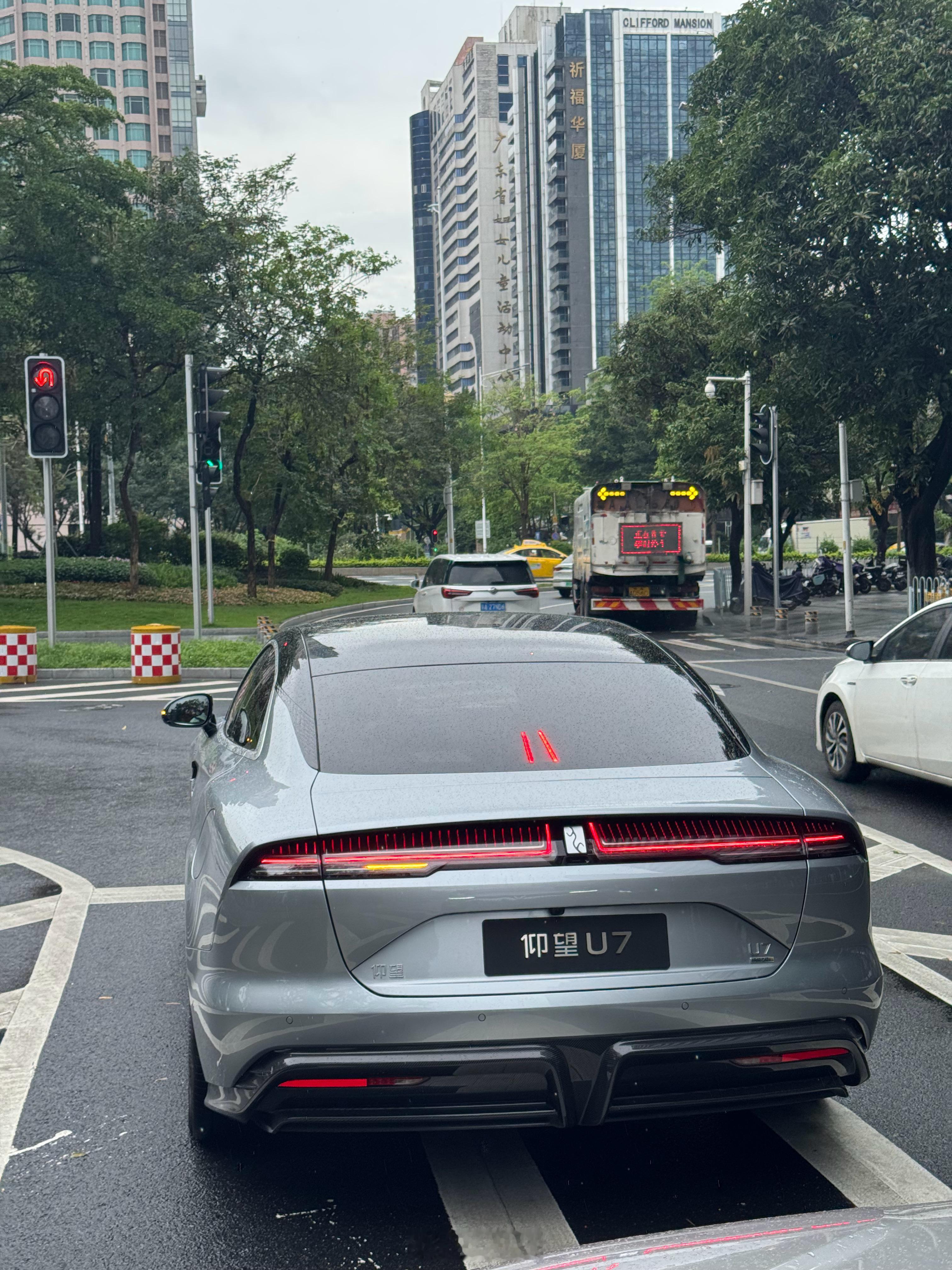 路遇仰望U7，应该是试驾车，这造型好看吗？[坏笑][坏笑]仰望u7仰望 ​ ​​