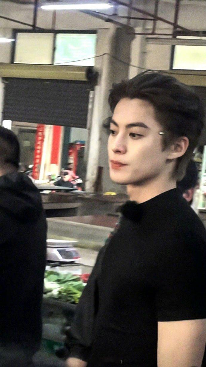 不许让这个王鹤棣再出门了 王鹤棣怎么穿这么帅就出去了，不许让王鹤棣再出门了！ 