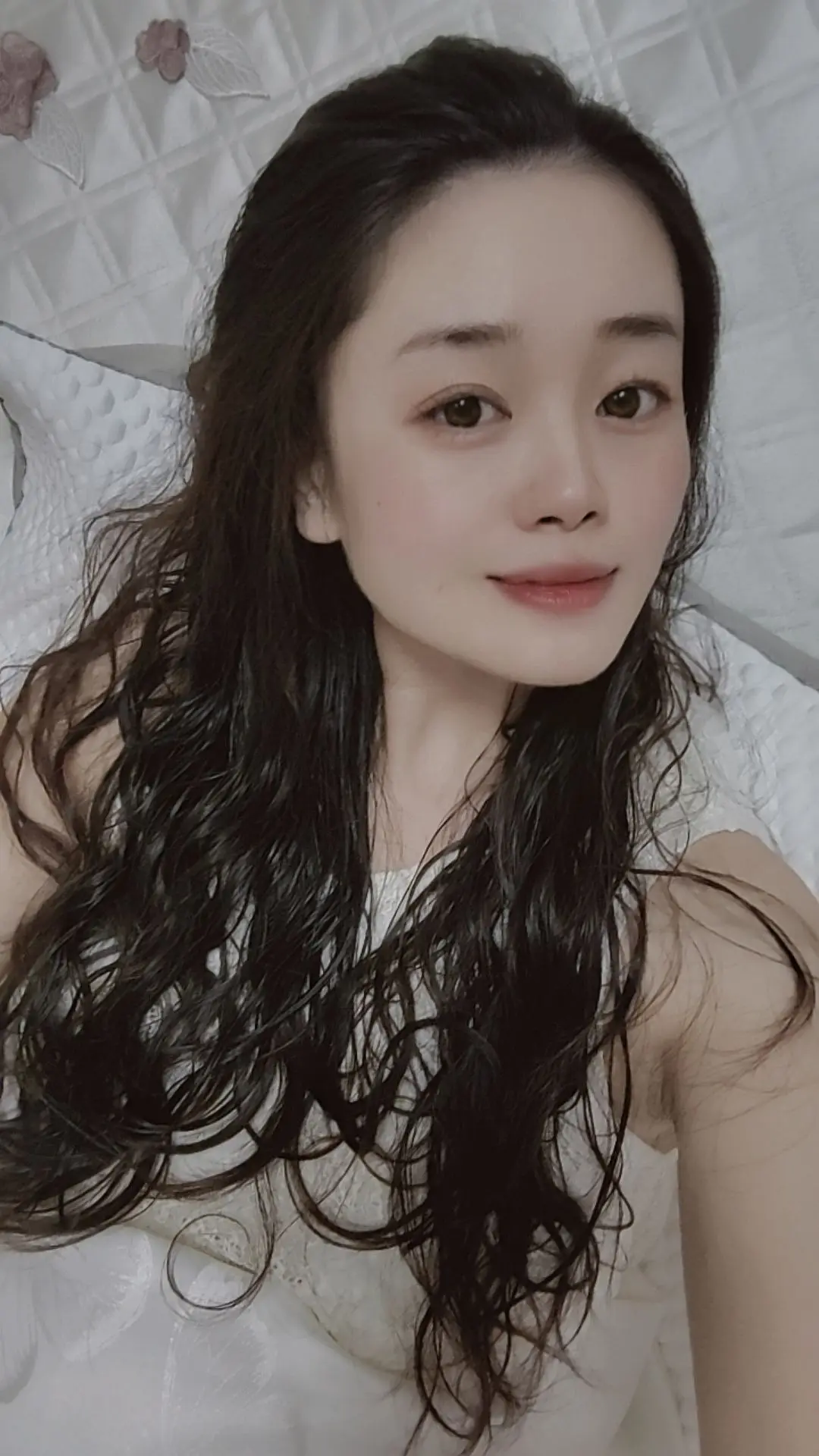 意难平终将和解，万事终将如意。"至此鲜花赠自己，纵马踏花向自由。