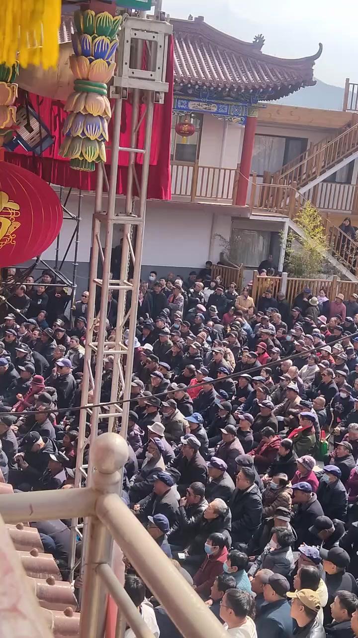 在黄土高坡上听秦腔，真的是震撼又治愈。老艺人的唱腔一出来，感觉整个人都被代入到那