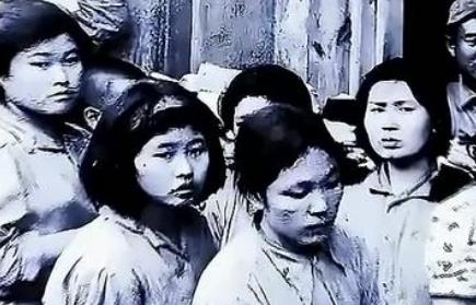 1941年，鬼子抓来20多个姑娘，就在几位姑娘要被糟蹋时，一个汉奸突然说：太君，
