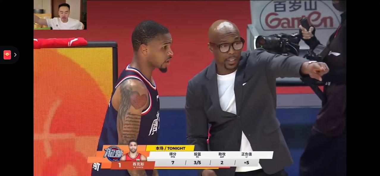 CBA广州男篮的外教的眼镜是不是智能眼镜了？感觉大的有点儿夸张。里面是不是有战术