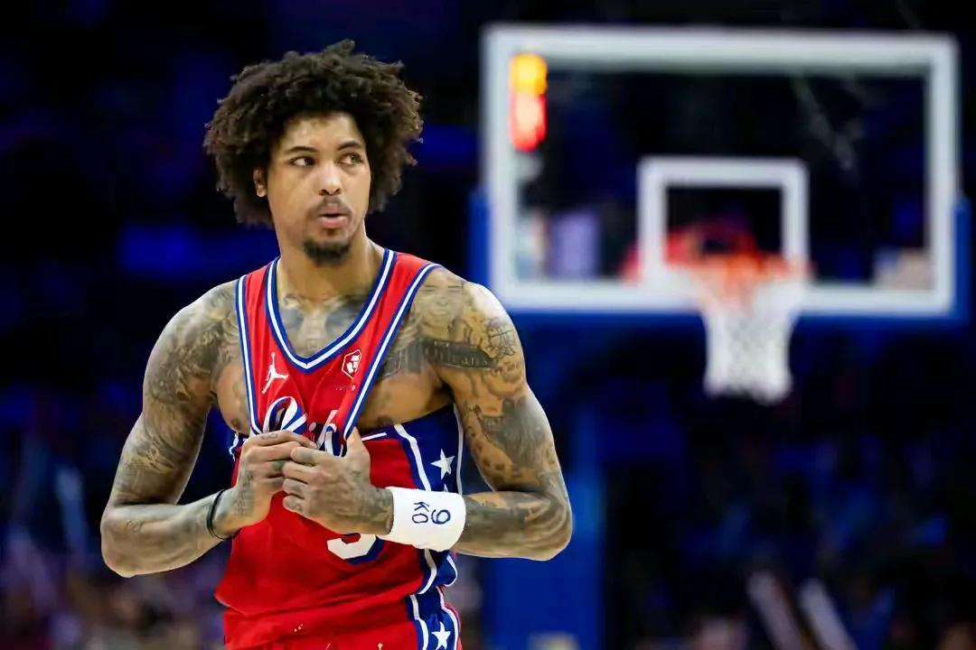 场均15.4分，只要800万，76人成功续约乌布雷，和乔治搭档首发。
第一，76