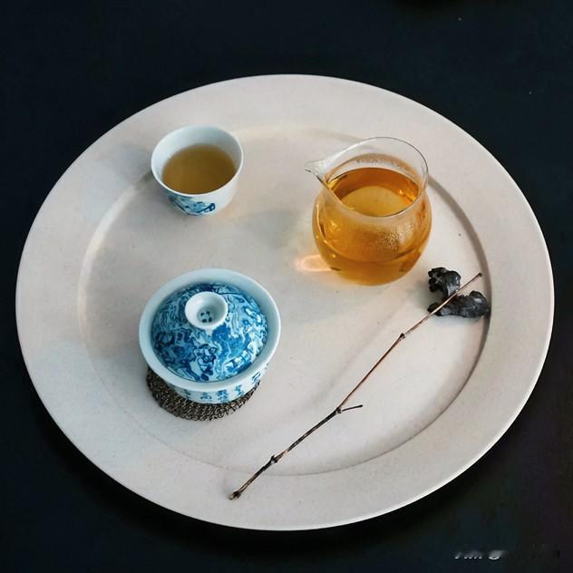 《茶间清话·朝天子体》
水儿漫，烟儿旋，一盏清芬醉此间。知己喧，话声喧，烟火山河