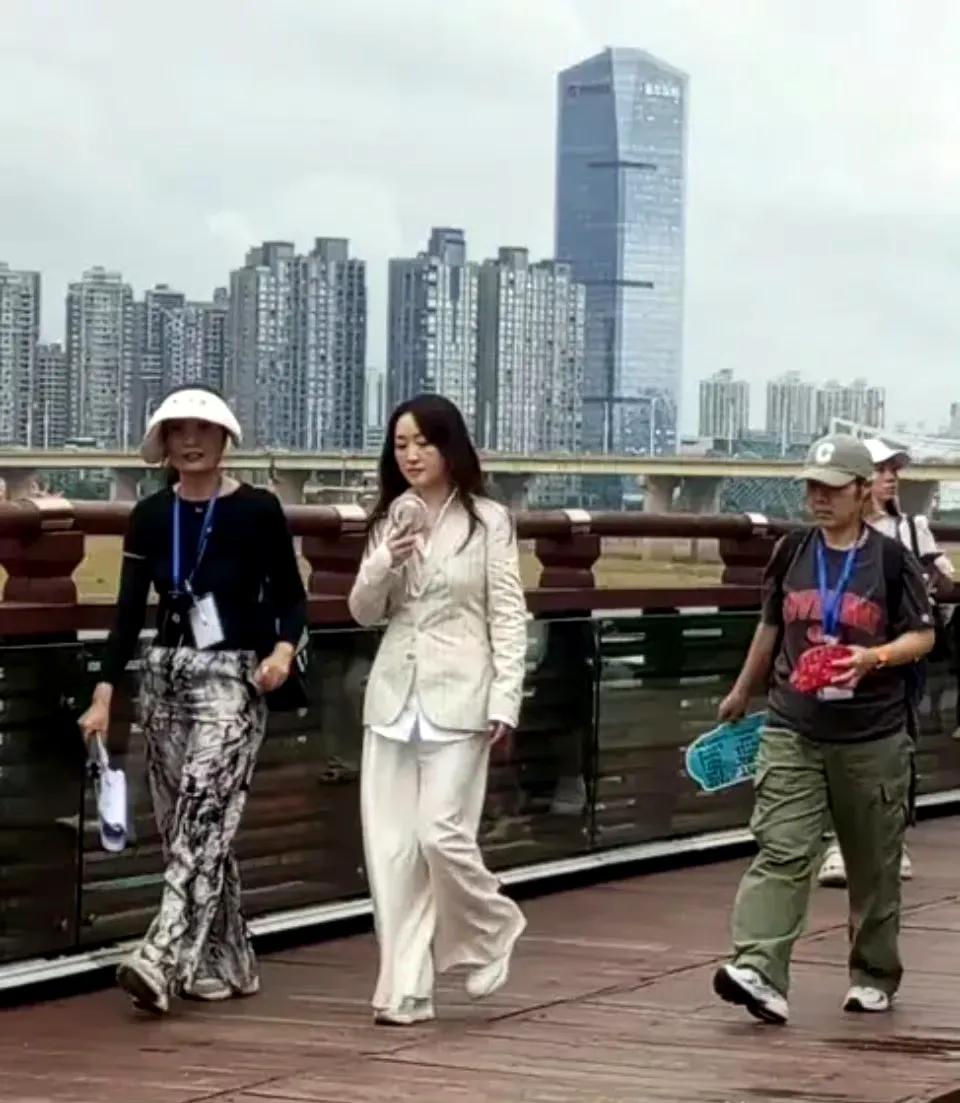 曾经的甜歌皇后也老了！离开了美颜，这才是现实中她真实的样子 ​