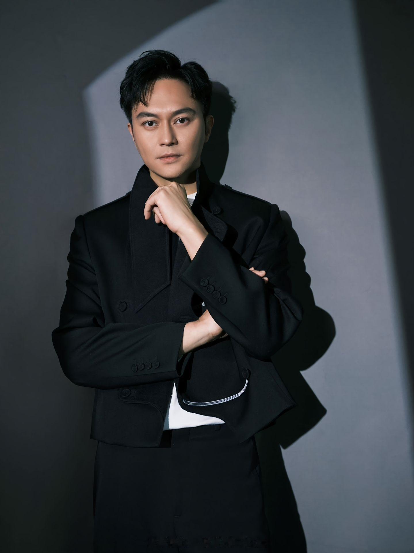 张智霖 我已经没有多少前辈了不知不觉张智霖袁咏仪他们也成为了圈中的前辈了，他们之