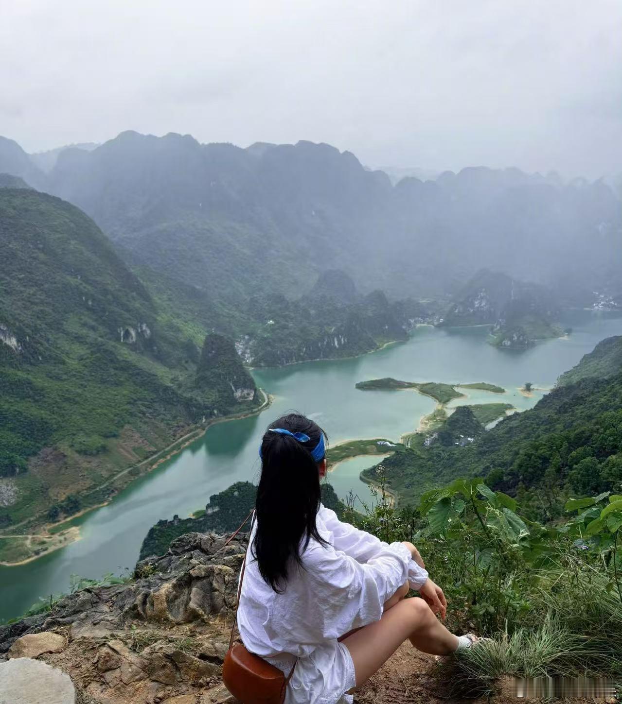 张馨予重返浩坤湖张馨予翻山越岭只为看到这风景张馨予重返浩坤湖，翻山越岭只为看到这