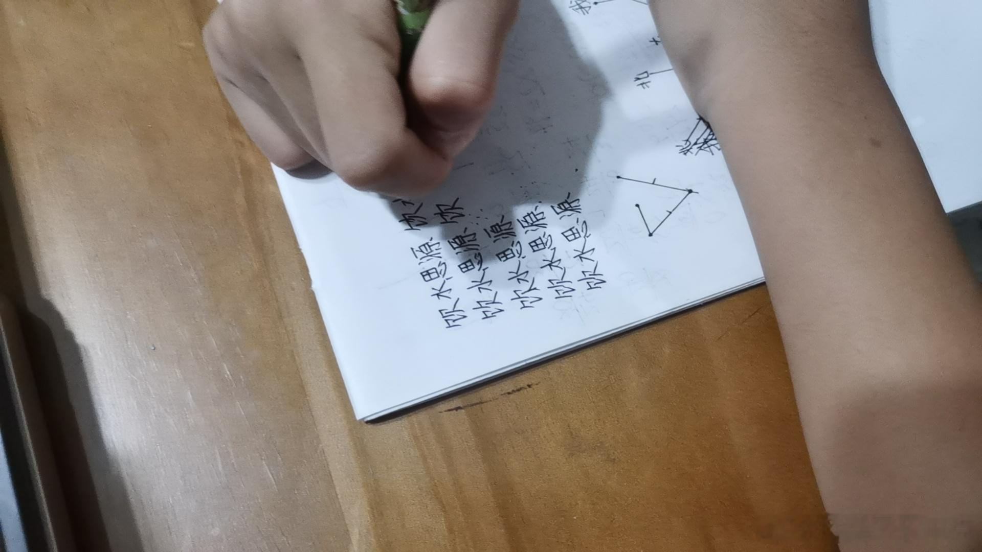 对阿姨出言不逊，不懂得感恩，罚！养大不容易，养好更不容易 ​​​