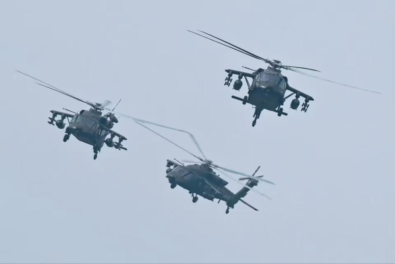 直-20T武装直升机现身阅兵训练场，中国版UH-60A/L武装黑鹰
直-20T出