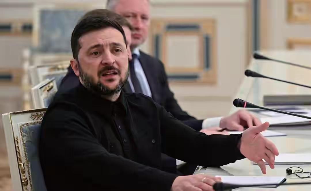 乌克兰现在真撑不住了。四天里泽连斯基三次要求见面谈，地点都不挑了，中东、欧洲都行