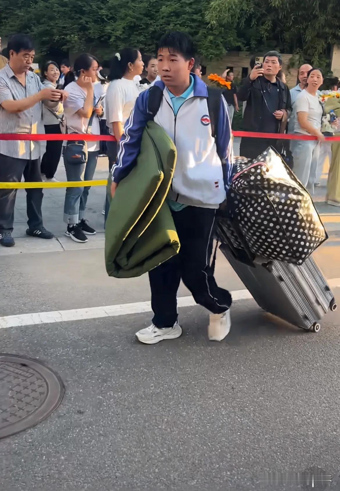 为什么每年都能看到这种“落魄的”考生，去年是一个挑着扁担的农家女孩，而今年就换了