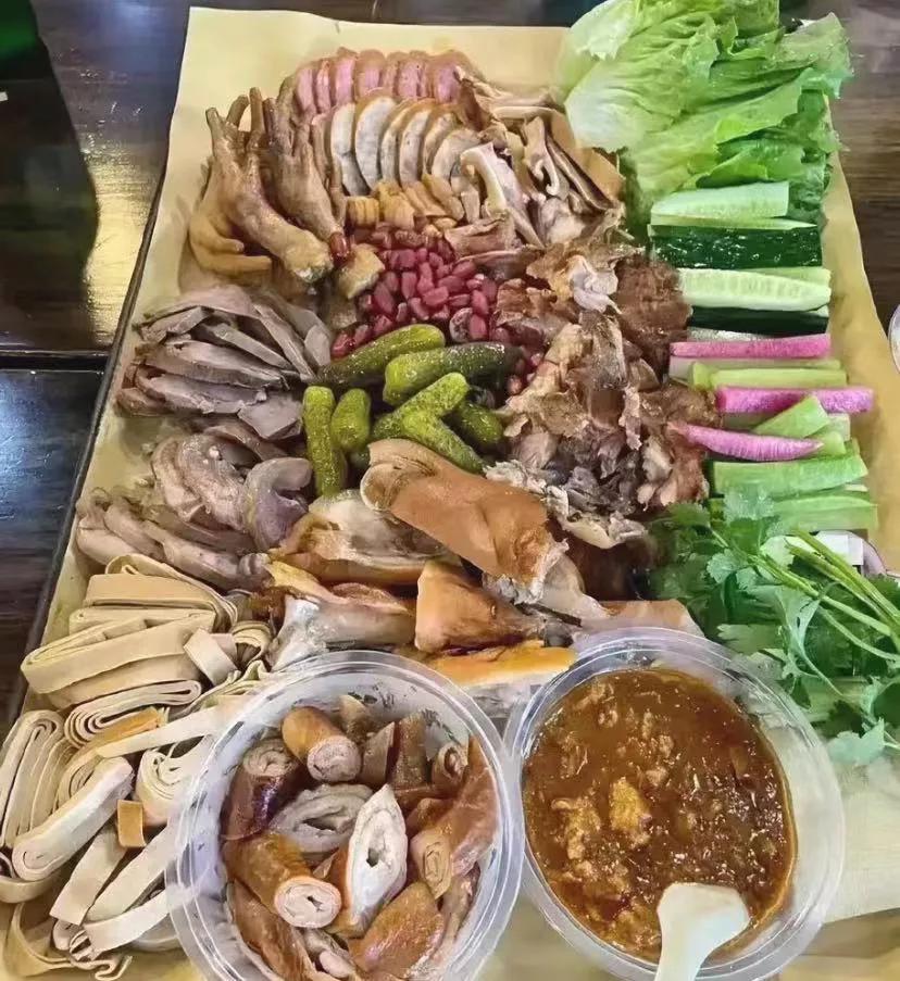 朋友在深圳富士康附近盘的饭馆，面对周边修地铁的民工，专门做这种盆菜。里面有猪头肉