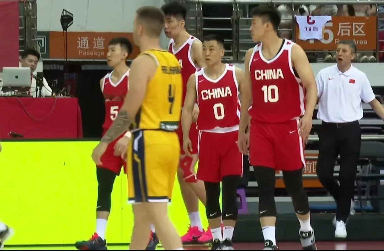 中国男篮险胜波黑男篮，一战看清廖三宁！不是廖三宁不够努力，也不是他对外作战中畏手