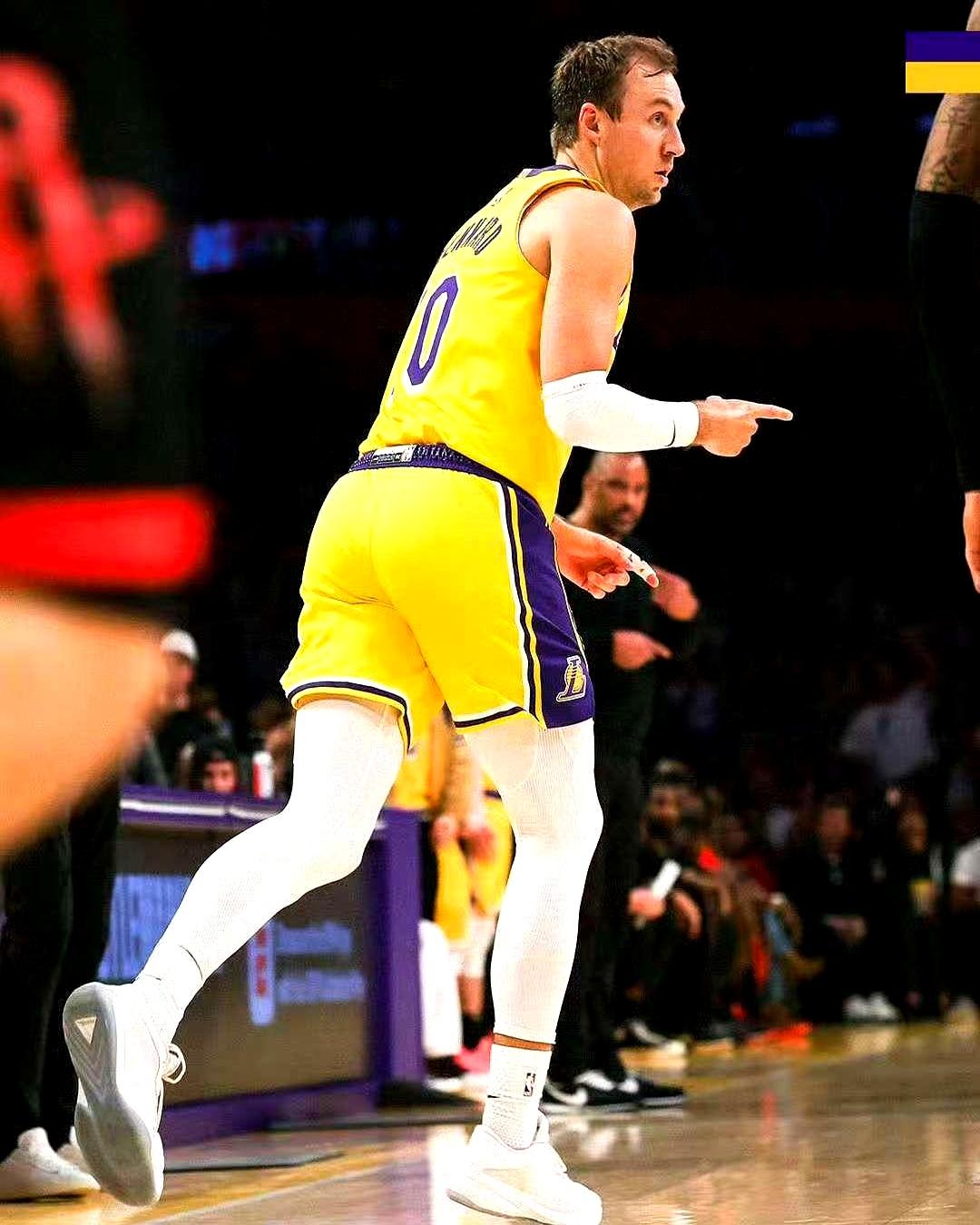 湖人用文森特换来肯纳德，这笔交易彻底赚翻了。
 

季后赛对阵火箭首战，肯纳德全