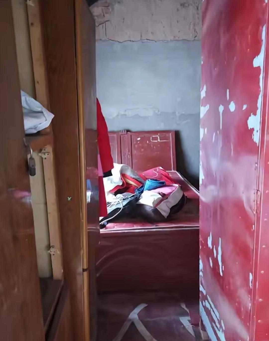 四十平米出租屋，

没请护工也没离婚，

他们怎么活下来的。

陈锡良瘫了十年，