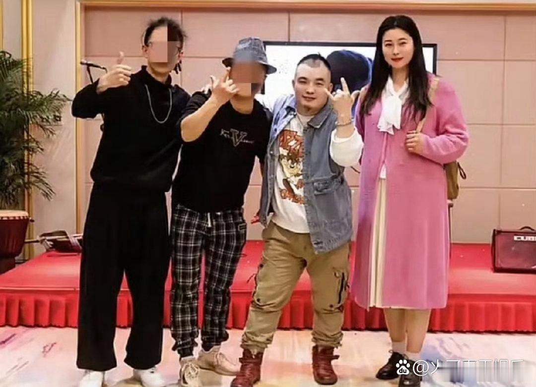 模特于娜和小12岁老公的合照，说实话两人站一起差距挺大的，于娜比她老公高不少。 