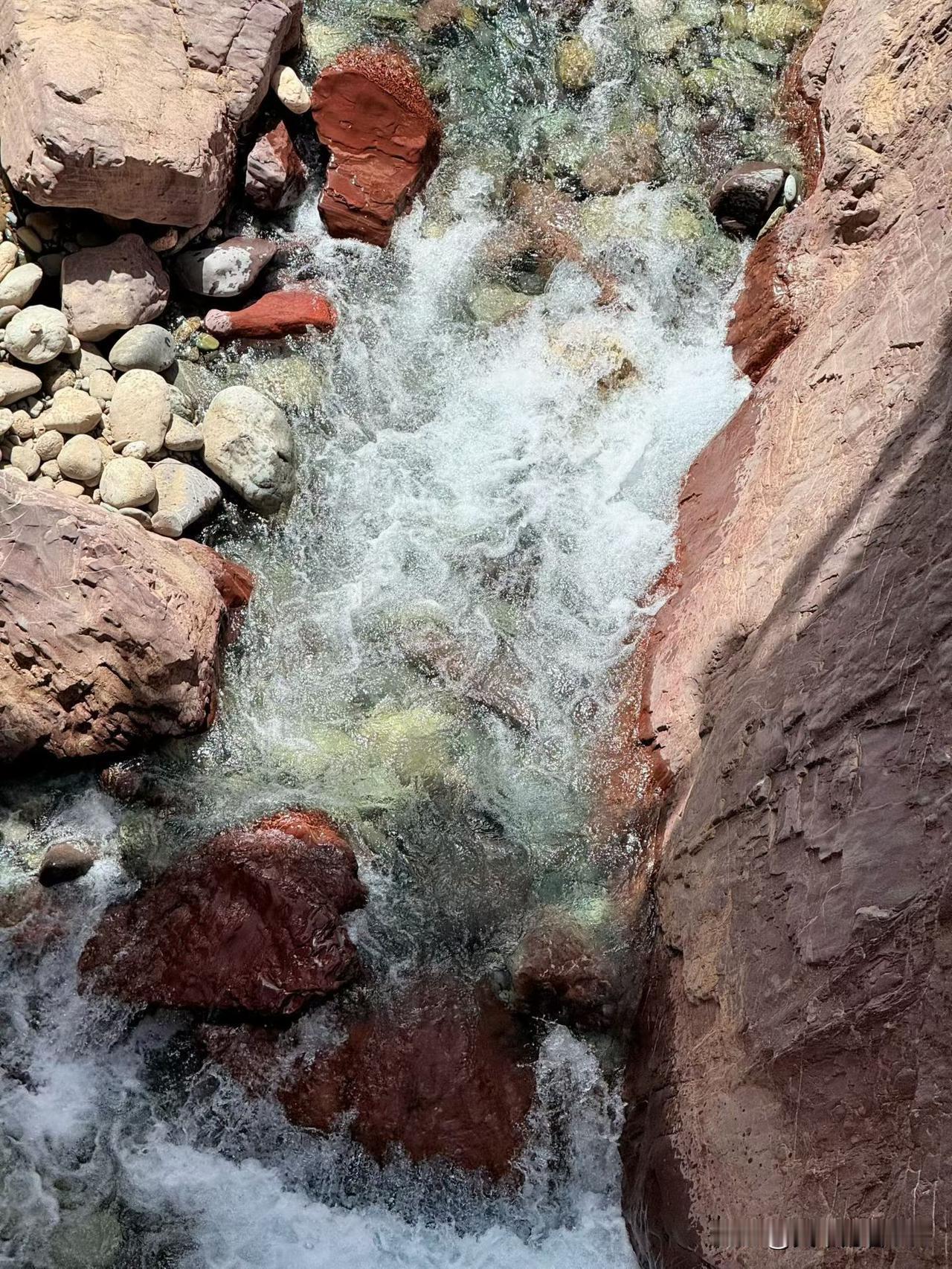 昆仑山腹地的褶皱里，藏者被时光遗忘的小村
在这里散步，脚步会不自觉地放慢。时间不
