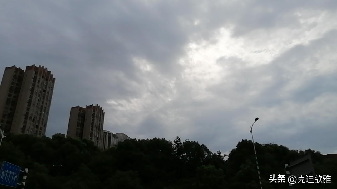 云层很厚，是不是要下雨的节奏。
下吧下吧，还不下，就会热死人了。
天热得像下火，