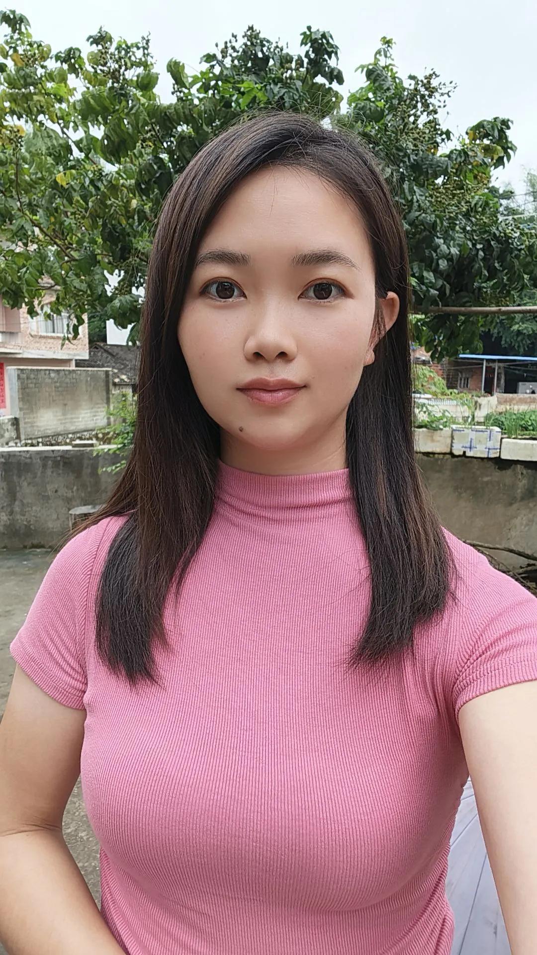 我来自广西梧州，岑溪市，出生于农村！

我生活在一个小山村，就连去赶集都是一四七