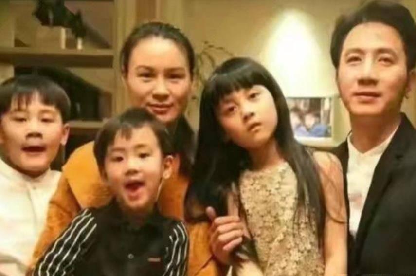 九年荒草埋四座墓碑，路人含泪清扫朱小贞母子墓园，八字碑文戳破千万网友泪点，世事反