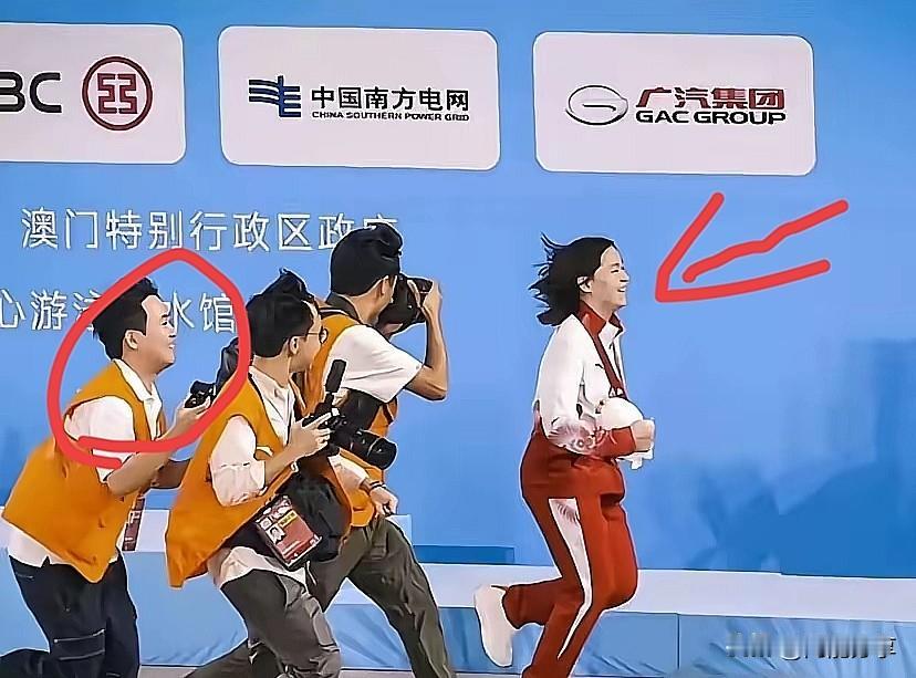 全红婵估计也没想到赛后这张照片会火出圈吧！乍一看这张照片平平无奇，
 
照片里她