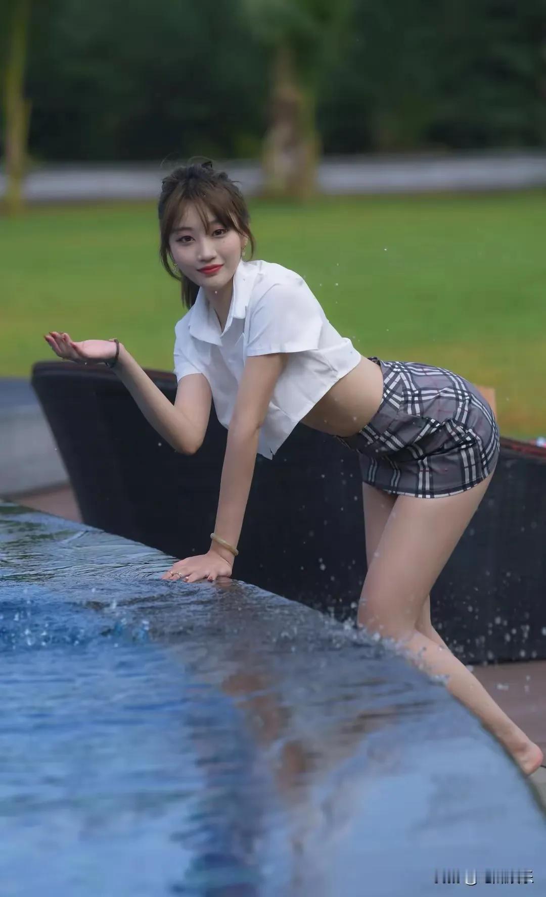 淡然的美女小姐姐，户外生活照，毫无修饰，美不美，你就看吧