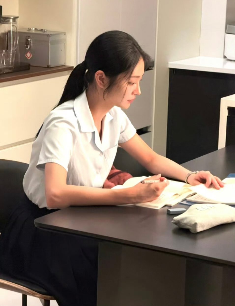 周洁琼完全高中生 周洁琼这状态真的太绝，满满的少女感扑面而来。秋日氛围感直接拉满