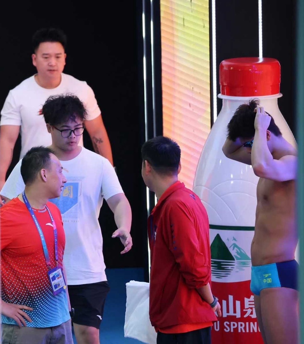 老将体能抢了，国家资源给了一群人伺候得理所当然，但成绩一路跌停有本事公布所有教练