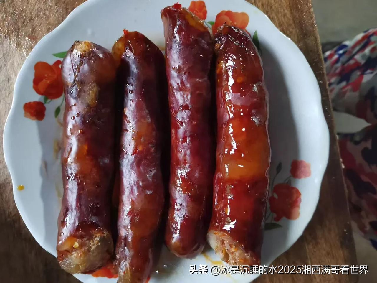 今年湘西山区的冬天不太冷，但是腊月一到，老百姓就忙着灌香肠、腌制腊肉、腊鱼，张罗