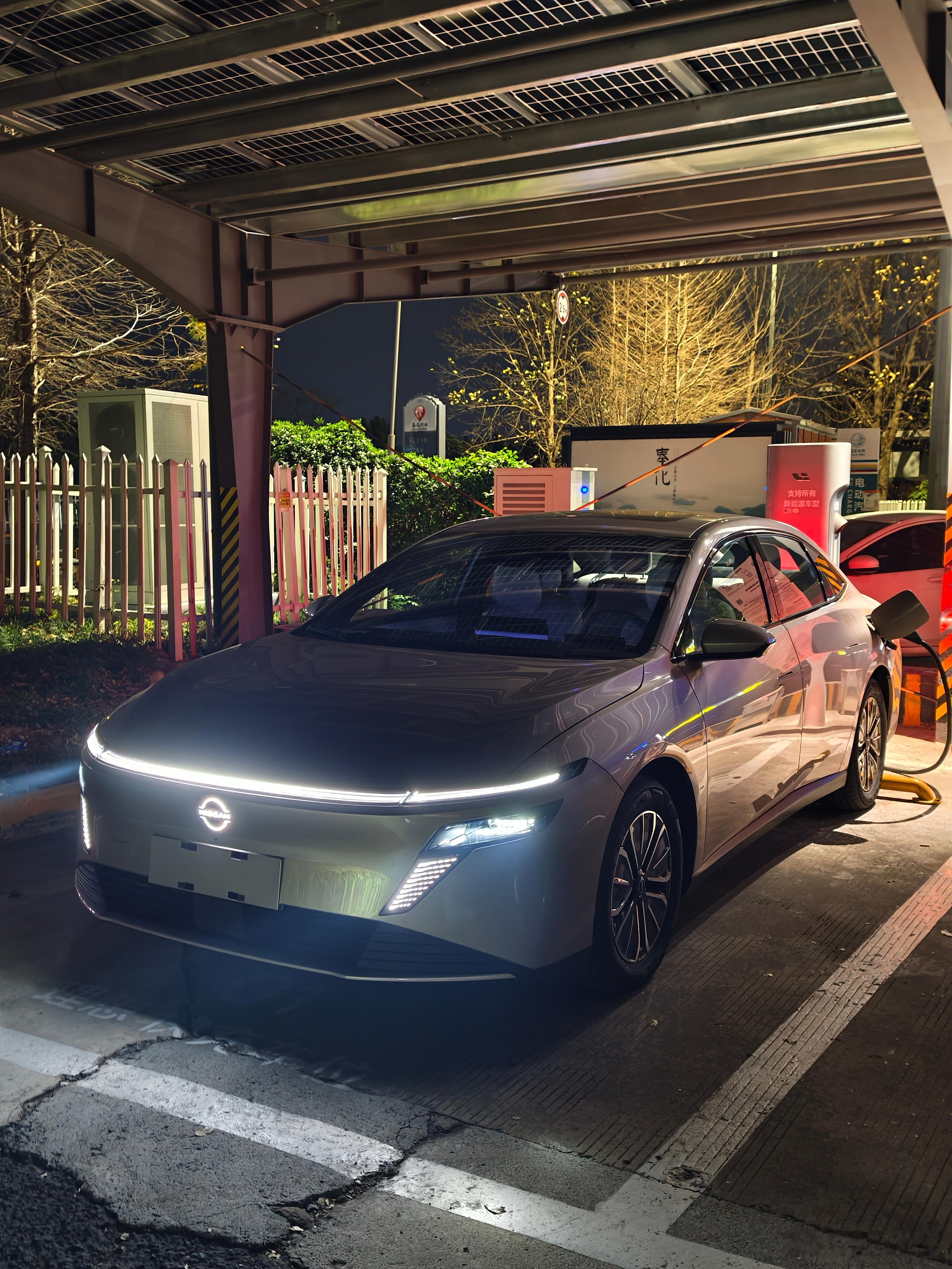 到奉化服务区了，距离宁波还有41公里，先给我的东风日产n6充一点电，再炫点小吃奶